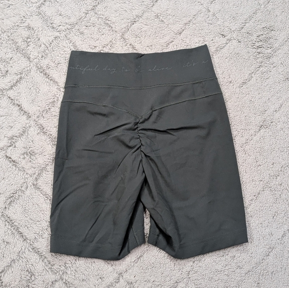 Gymshark Shorts Womens XS Green Whitney Simmons V3 Mesh Bike Train - Picture 6 of 7